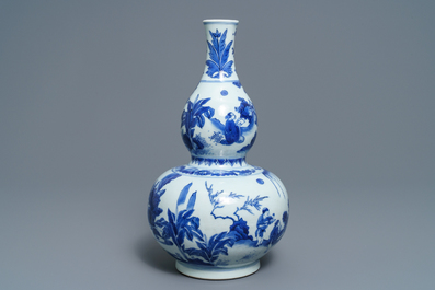 Un vase de forme double gourde en porcelaine de Chine bleu et blanc, &eacute;poque Transition