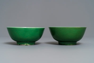 Une paire de bols en porcelaine de Chine vert monochrome, Kangxi