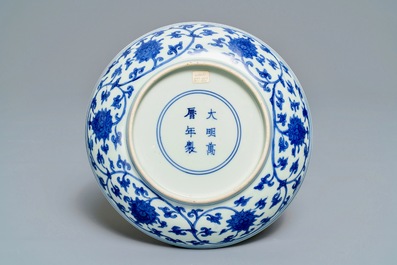 Une assiette en porcelaine de Chine bleu et blanc aux rinceaux de lotus, marque et &eacute;poque de Wanli