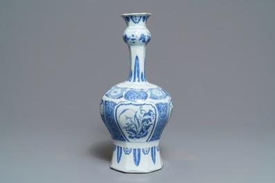 Un grand vase en fa&iuml;ence de Delft bleu et blanc &agrave; d&eacute;cor de chinoiserie, fin du 17&egrave;me