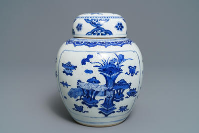 Un pot couvert en porcelaine de Chine bleu et blanc &agrave; d&eacute;cor d'antiquit&eacute;s, Kangxi