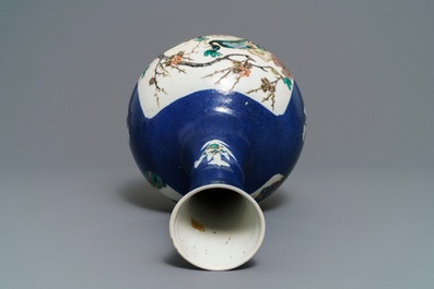 Un vase de forme bouteille en porcelaine de Chine famille verte sur fond bleu poudr&eacute;, 19&egrave;me