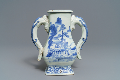 Un vase en porcelaine de Chine bleu et blanc aux anses en forme de chilong, 17/18&egrave;me