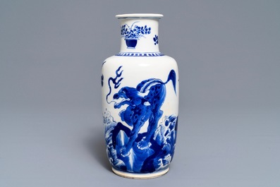 Un vase de forme rouleau en porcelaine de Chine bleu et blanc, Kangxi