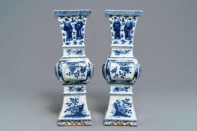 Une paire de vases en porcelaine de Chine bleu et blanc, 19&egrave;me