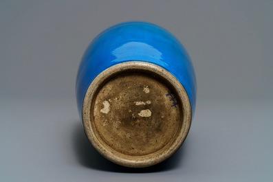 Un vase en porcelaine de Chine turquoise monochrome, 18/19&egrave;me