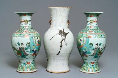 Une paire de vases en porcelaine de Chine famille verte et un vase dit 'de Nankin', 19&egrave;me