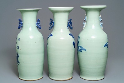 Trois vases en porcelaine de Chine bleu et blanc sur fond c&eacute;ladon, 19&egrave;me