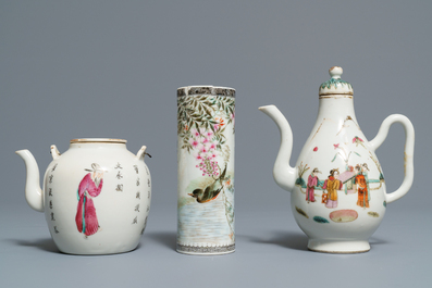 Une collection de th&eacute;i&egrave;res, pots &agrave; pinceaux et assiettes en porcelaine de Chine famille rose, 19/20&egrave;me