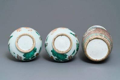 Une paire de vases en porcelaine de Chine famille verte et un vase en famille rose, 19&egrave;me