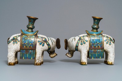 Une paire de grands mod&egrave;les d'&eacute;l&eacute;phants en &eacute;maux cloisonn&eacute;s, Chine, 19&egrave;me