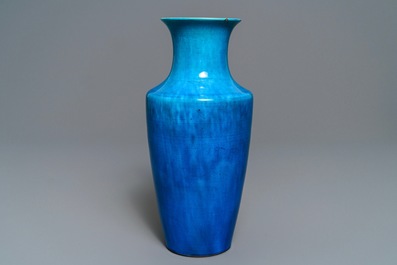Un vase en porcelaine de Chine turquoise monochrome, 18/19&egrave;me