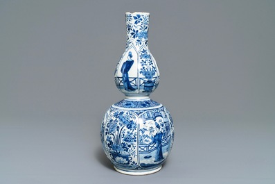 Een blauwwitte Delftse kalebasvaas met chinoiserie decor, vroeg 18e eeuw