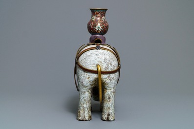 Een groot Chinees cloisonn&eacute; model van een olifant, 19/20e eeuw