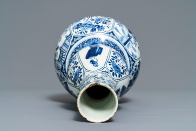 Een blauwwitte Delftse kalebasvaas met chinoiserie decor, vroeg 18e eeuw