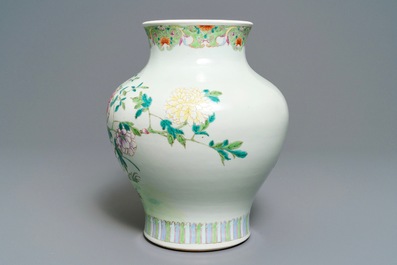 Un vase en porcelaine de Chine famille rose &agrave; d&eacute;cor d'un oiseau parmi fleurs, 19&egrave;me