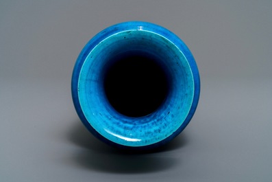 A Chinese monochrome turquoise rouleau vase, 18/19th C.