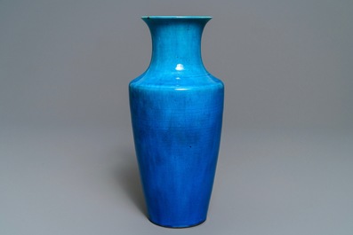 A Chinese monochrome turquoise rouleau vase, 18/19th C.