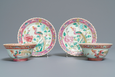 Six bols en porcelaine de Chine c&eacute;ladon et une paire de bols sur supports pour le march&eacute; Peranakan ou Straits, 19&egrave;me