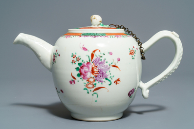 Deux th&eacute;i&egrave;res et deux tasses et leur soucoupes en porcelaine de Chine famille rose, Qianlong