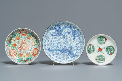 Une collection de th&eacute;i&egrave;res, pots &agrave; pinceaux et assiettes en porcelaine de Chine famille rose, 19/20&egrave;me