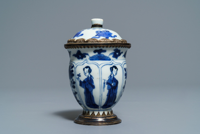 Quatre th&eacute;i&egrave;res et verseuses en porcelaine de Chine famille rose et bleu et blanc, Kangxi/Qianlong