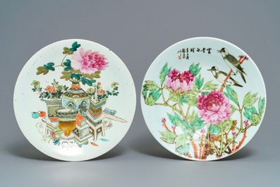 Two Chinese qianjiang cai dishes, a hat stand and a square vase, 19/20th C.