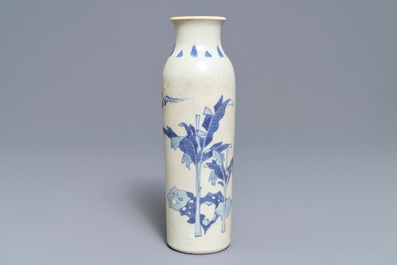 Un vase de forme rouleau en porcelaine de Chine bleu et blanc du Hatcher cargo, &eacute;poque Transition