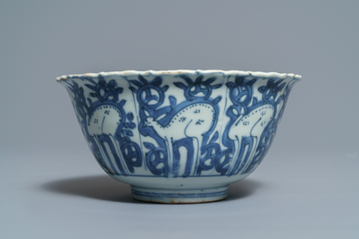 Trois bols en porcelaine de Chine bleu et blanc et un vase en grisaille et rouge de fer, Ming et Yongzheng
