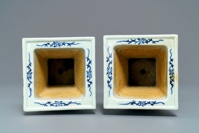 A pair of Chinese blue and white vases, 19th C.