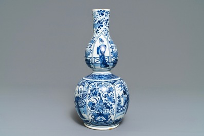 Een blauwwitte Delftse kalebasvaas met chinoiserie decor, vroeg 18e eeuw