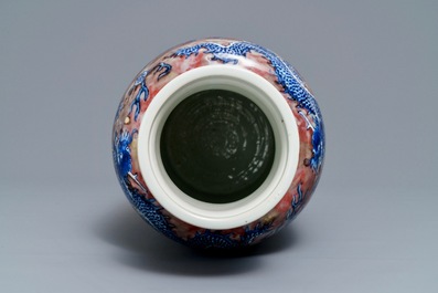 Un vase de forme rouleau en porcelaine de Chine bleu, blanc et rouge, Kangxi