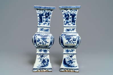 Une paire de vases en porcelaine de Chine bleu et blanc, 19&egrave;me