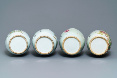 Quatre vases en porcelaine de Chine famille rose, 19/20&egrave;me