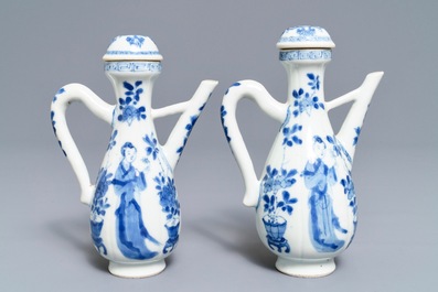 Une paire de verseuses couvertes en porcelaine de Chine bleu et blanc, Kangxi