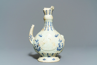 Une verseuse 'aftaba' et douze tasses en porcelaine de Chine bleu et blanc d'une &eacute;pave, &eacute;poque Transition