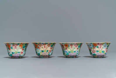 Cinq tasses et leur soucoupes et deux tasses en porcelaine de Chine famille rose, 19/20&egrave;me