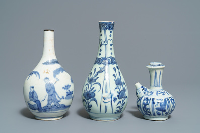Een gevarieerde collectie Chinees blauwwit porselein, Ming en later