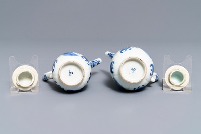 Une paire de verseuses couvertes en porcelaine de Chine bleu et blanc, Kangxi