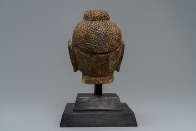 Een Chinees stenen hoofd van Buddha Shakyamuni, Ming of later