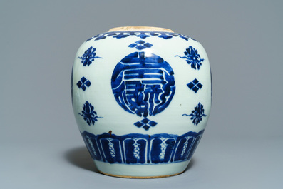 A varied collection of Chinese porcelain, 17/18th C.