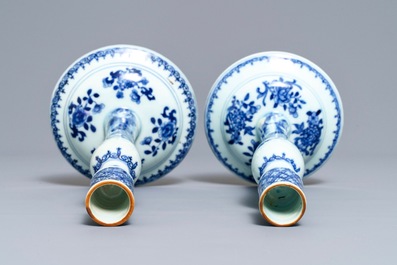 Une paire de bougeoirs en porcelaine de Chine bleu et blanc, Kangxi/Qianlong