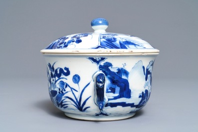 Une &eacute;cuelle couverte en porcelaine de Chine bleu et blanc, Kangxi