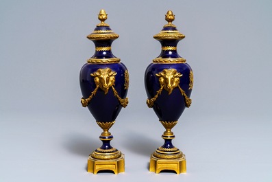 Une paire de vases couverts en porcelaine dans le style de S&egrave;vres aux montures en bronze dor&eacute;, France, 19/20&egrave;me