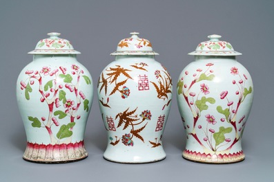 Une paire et un vase individuel en porcelaine de Chine famille rose, 19&egrave;me