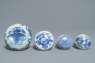 Een gevarieerde collectie Chinees blauwwit porselein, Ming en later