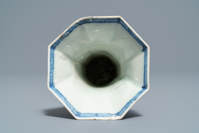 Cinq vases en porcelaine de Chine bleu et blanc, Kangxi