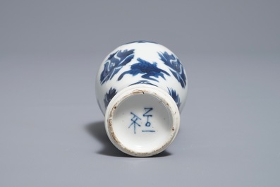 Une paire de vases miniatures en porcelaine de Chine bleu et blanc, marques pseudo-Delft, Kangxi