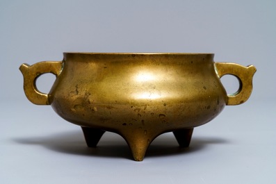Un br&ucirc;le-parfum tripod en bronze, marque de Qianlong, Chine, 19&egrave;me