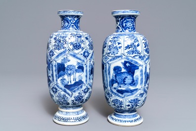 Une paire de vases en porcelaine de Chine bleu et blanc &agrave; d&eacute;cor d'animaux mythiques, Kangxi